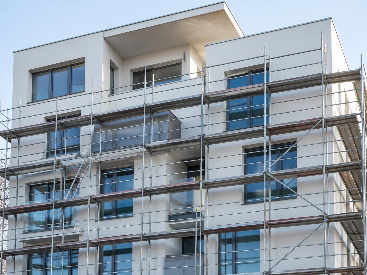 Haus in energetischer Sanierung mit neuer Fassade und Gerüst