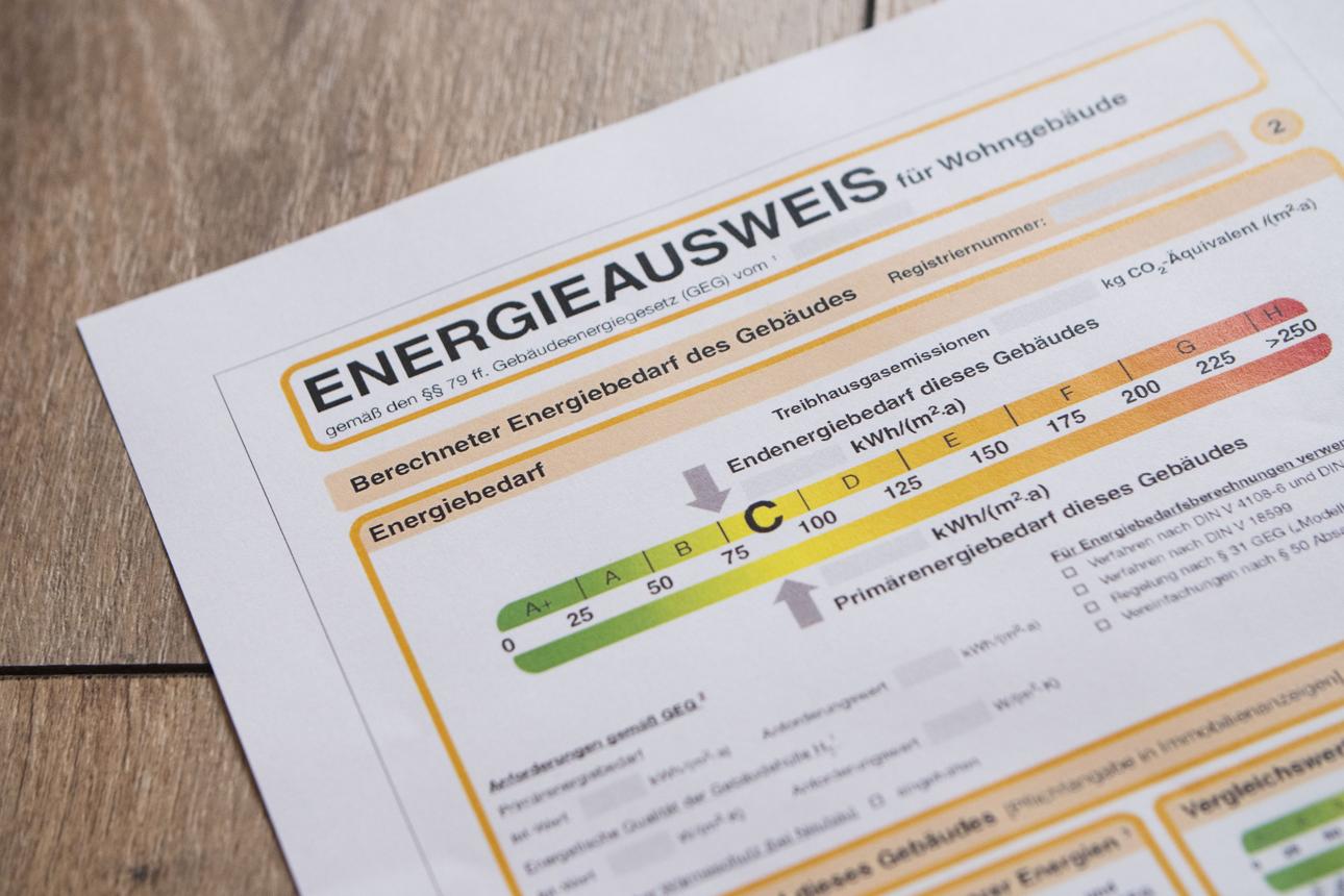 Energieausweis-Dokument mit Hausschlüsseln auf einem Schreibtisch